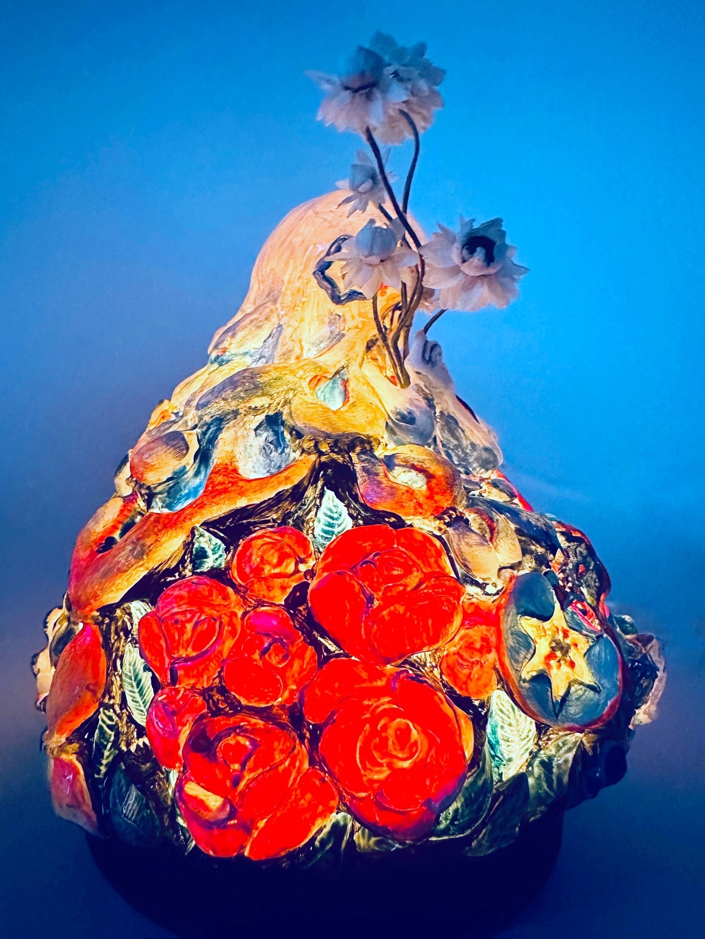 Flowery girl’s dried flower stand