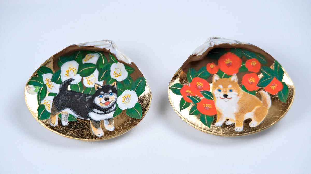 柴犬に紅白の椿/Shiba Inu and red and white camellia