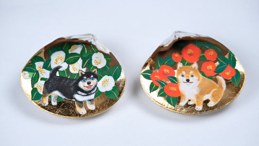 柴犬に紅白の椿/Shiba Inu and red and white camellia